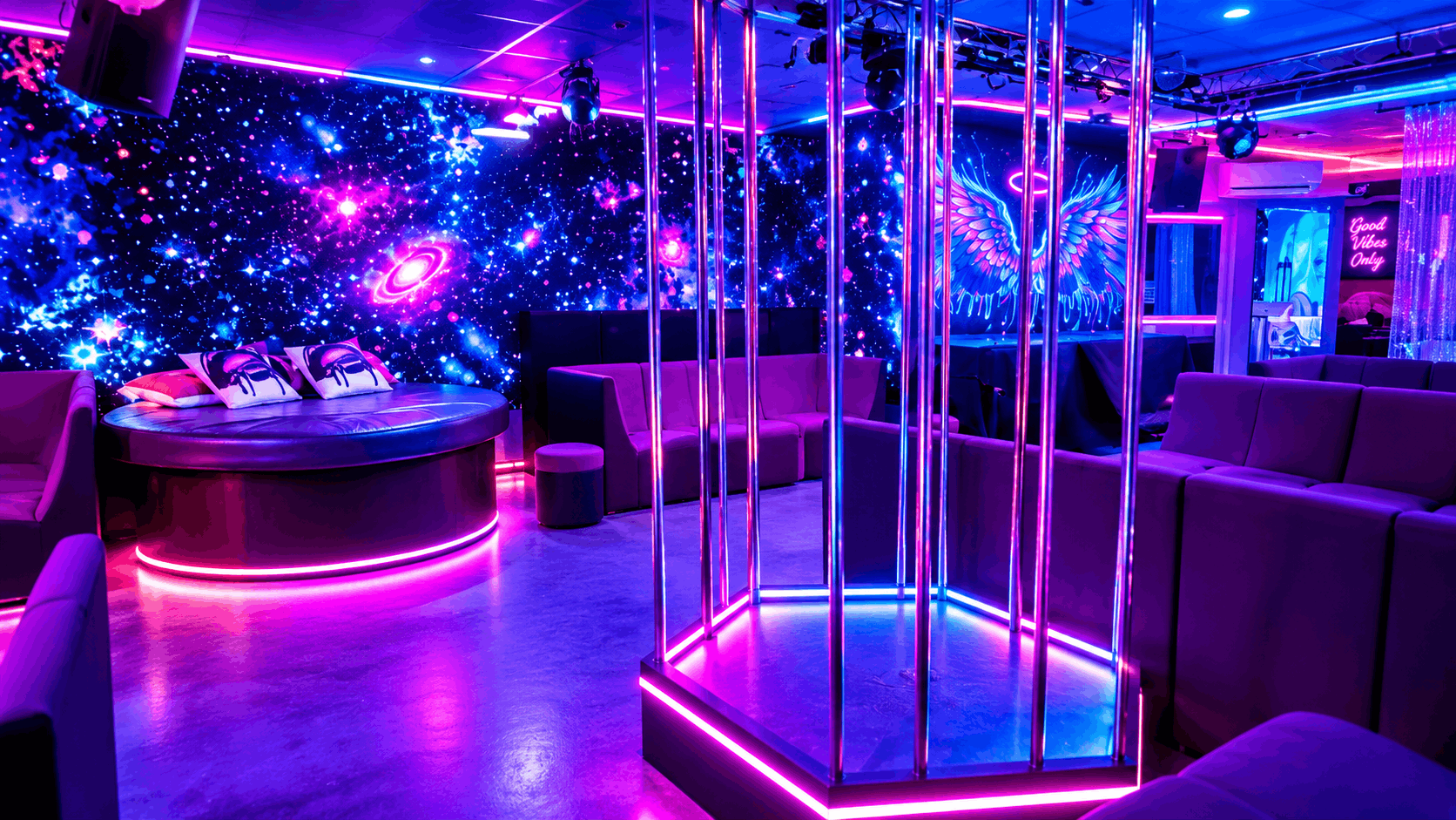 Piste de danse du club libertin Le Délice près de Bergerac en Dordogne, cage à barres chromées éclairée de néons, lit rond, banquettes violettes et fresque galaxie